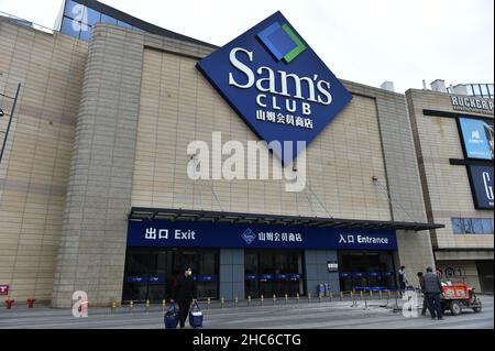 NANJING, CHINE - 25 DÉCEMBRE 2021 - Un magasin Sam's Club à Nanjing, dans la province de Jiangsu, en Chine orientale, 25 décembre 2021.Walmart, le détaillant américain, et sam's C. Banque D'Images