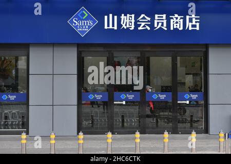 NANJING, CHINE - 25 DÉCEMBRE 2021 - Un magasin Sam's Club à Nanjing, dans la province de Jiangsu, en Chine orientale, 25 décembre 2021.Walmart, le détaillant américain, et sam's C. Banque D'Images