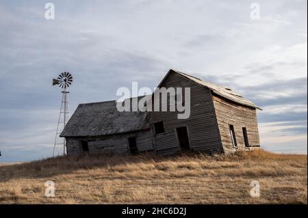 Ferme abandonnée dans les régions rurales de l'alberta au Canada avec ciel nuageux Banque D'Images