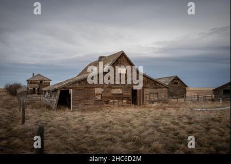 Ferme abandonnée dans les régions rurales de l'alberta au Canada avec ciel nuageux Banque D'Images