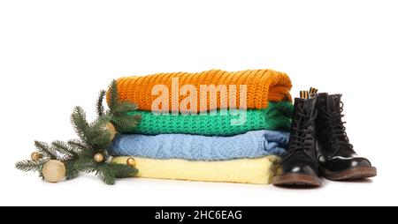 Pile de chandails chauds, de chaussures et de décorations de Noël sur fond blanc Banque D'Images