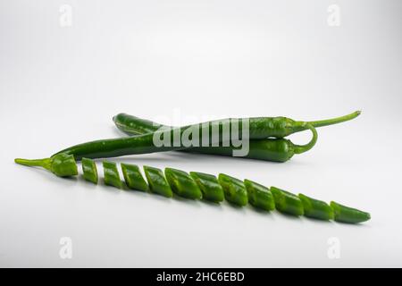 Piments Jalapeno vert sur fond blanc Banque D'Images