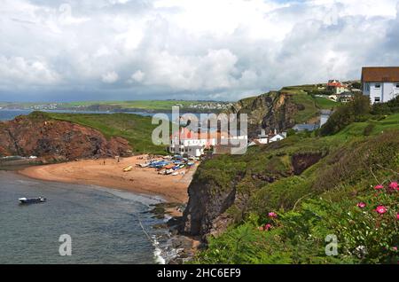 Vue aérienne du magnifique village de Hope Cove à Devon, Royaume-Uni avec de la verdure partout Banque D'Images