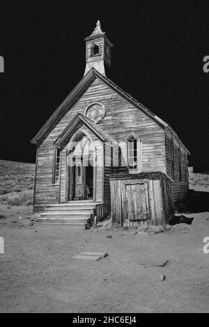 Photo en niveaux de gris d'une église dans une ville fantôme. Bodie, comté de Mono, Californie Banque D'Images