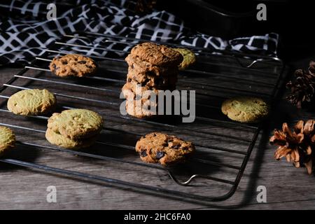 Biscuits au chocolat, sur un plateau de refroidissement, photo de nuances sombres - humeur sombre Banque D'Images