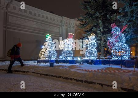 Saint-Pétersbourg, Russie.24th décembre 2021.Des décorations lumineuses sont vues à Saint-Pétersbourg, Russie, le 24 décembre 2021.Crédit: Irina Motina/Xinhua/Alamy Live News Banque D'Images