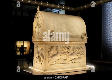 Vue sur le sarcophage lycien au Musée d'archéologie d'Istanbul, Turquie. Banque D'Images