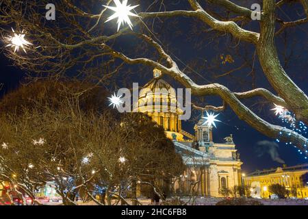 Saint-Pétersbourg, Russie.24th décembre 2021.Des décorations lumineuses sont vues à Saint-Pétersbourg, Russie, le 24 décembre 2021.Crédit: Irina Motina/Xinhua/Alamy Live News Banque D'Images