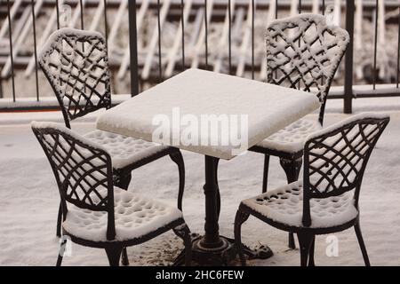 Wernigerode, Allemagne.25th décembre 2021.Vue sur la terrasse enneigée du château de Wernigerode.L'hiver est revenu avec de la neige à Noël dans les montagnes Harz.Credit: Matthias Bein/dpa-Zentralbild/dpa/Alay Live News Banque D'Images