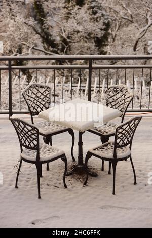 Wernigerode, Allemagne.25th décembre 2021.Vue sur la terrasse enneigée du château de Wernigerode.L'hiver est revenu avec de la neige à Noël dans les montagnes Harz.Credit: Matthias Bein/dpa-Zentralbild/dpa/Alay Live News Banque D'Images