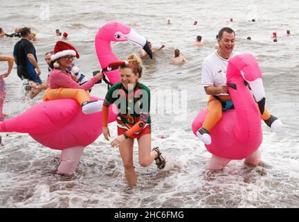 Charmouth, Royaume-Uni.25th décembre 2021.Charmouth, Dorset 25 déc 2021 Fancy robe de Noël jour de baignade.Après avoir été mis hors service l'année dernière en raison de la pandémie du coronavirus, le Charmouth de nage habillée a lieu cette année pour recueillir des fonds pour le RNLI.Crédit : Mark Thomas/Alay Live News Banque D'Images