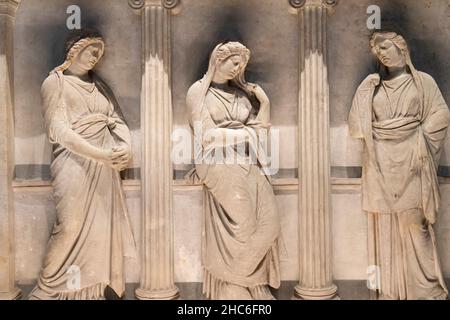 Vue détaillée du sarcophage des pleurs dans les musées d'archéologie d'Istanbul, Turquie. Banque D'Images