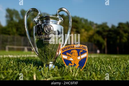 30 août 2021, Brescia, Italie.L'emblème du club de football Brescia Calcio et de la coupe de la Ligue des champions de l'UEFA sur une pelouse verte. Banque D'Images