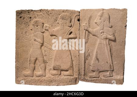 Ancien soulagement de basalte de trois guerriers marchant de la période Hittite.9th siècles BCE. Banque D'Images