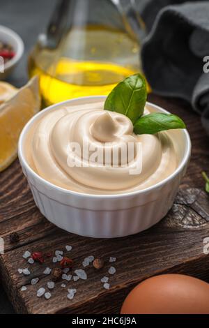 Mayonnaise au basilic frais en gros plan.Vue latérale, verticale. Banque D'Images