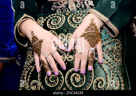 La mariée marocaine met le henné sur ses mains.Mariage marocain Banque D'Images