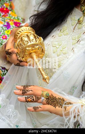 La mariée marocaine met de l'eau de fleur sur ses mains.Henné marocain Banque D'Images