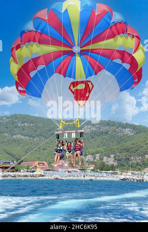 Trois filles s'amuser sur la mer avec un parachute.Concept de divertissement Banque D'Images