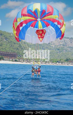 Trois filles s'amuser sur la mer avec un parachute.Concept de divertissement Banque D'Images