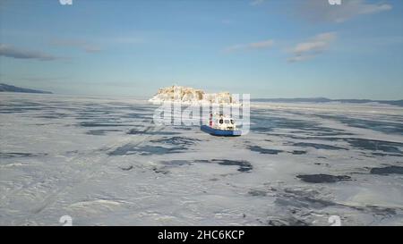 La surface glacée à couper le souffle du réservoir, liée par de la glace épaisse, et l'aéroglisseur en mouvement.Vue aérienne de groupe de touristes voyageant à l'intérieur de l'air c Banque D'Images