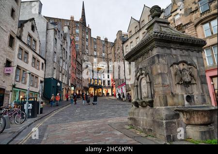 Édimbourg, Écosse - 21 novembre 2021 : la célèbre rue W Bow à Édimbourg, Écosse. Banque D'Images