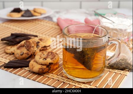 Gros plan d'un verre de thé chaud avec un teabag sur le comptoir Banque D'Images