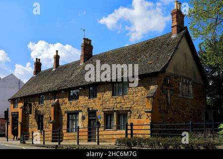 Pub Anne of Cleves et église St Marys, ville de marché de Melton Mowbray, Leicestershire, Angleterre Banque D'Images