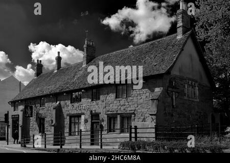 Pub Anne of Cleves et église St Marys, ville de marché de Melton Mowbray, Leicestershire, Angleterre Banque D'Images