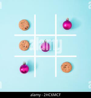 Dans ce jeu de société la décoration de Noël boule bat des cookies de pépites de chocolat, cela signifie que l'esprit de vacances est meilleur que la nourriture de junk, ainsi gagner ce jeu.CREA Banque D'Images