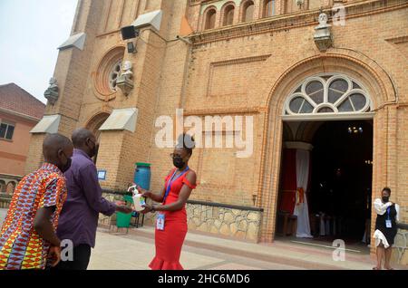 Kampala, Ouganda.25th décembre 2021.Les gens se font désinfecter les mains à la cathédrale de Rubaga à Kampala, en Ouganda, le 25 décembre 2021.Des centaines de chrétiens se sont réunis ici pour des prières le jour de Noël, alors qu'ils ont observé les procédures opérationnelles standard (SOP) en raison de la pandémie de COVID-19.Crédit: Nicholas Kajoba/Xinhua/Alamy Live News Banque D'Images