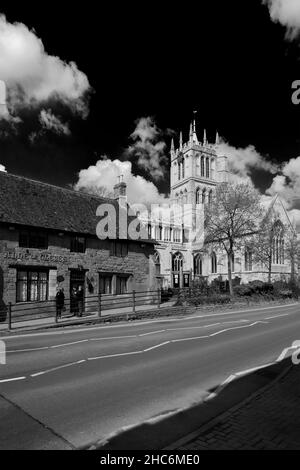 Pub Anne of Cleves et église St Marys, ville de marché de Melton Mowbray, Leicestershire, Angleterre Banque D'Images