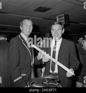 Photo du dossier datée du 10-03-1971 du capitaine de Ray Illingworth (à droite) de l'équipe de cricket britannique qui a remporté les cendres, et du lanceur Don Wilson montrant une souche souvenir à l'aéroport d'Heathrow, Londres, lorsque le MCC est revenu de leur tournée en Australie et en Nouvelle-Zélande.L'ancien cricketer Ray Illingworth est décédé à l'âge de 89 ans, ont annoncé le Yorkshire.Illingworth, qui a mené l'Angleterre à une victoire des séries de tests sur l'Australie en bas de 1970-71, avait subi une radiothérapie pour le cancer de l'œsophage.Date de publication : samedi 25 décembre 2021. Banque D'Images