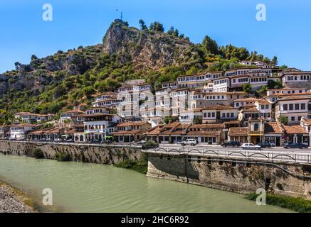 Berat ('Berati') - Panorama de la vieille ville historique avec la rivière Osumit, appelée "la ville des mille fenêtres", un site classé au patrimoine mondial de l'UNESCO à Mangalem di Banque D'Images