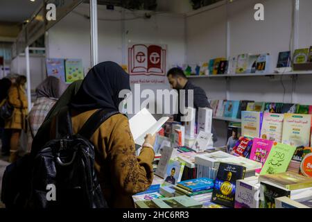 Gaziantep, Anatolie du Sud-est, Turquie.24th décembre 2021.Gaziantep, Turquie.24 décembre 2021.Une foire du livre arabe a ouvert pour la première fois dans la ville de Gaziantep, dans le sud de la Turquie.La première session de la 'Foire du livre arabe de Gaziantep' a été organisée par l'Association internationale des éditeurs de livres arabes, et a été rejointe par plus de 100 maisons d'édition, ainsi que par des centres éducatifs, des institutions et des entreprises de diverses villes turques.L'exposition de livres comprend plusieurs activités, événements culturels, conférences, séminaires, ainsi que des activités éducatives pour les enfants, tandis que Banque D'Images