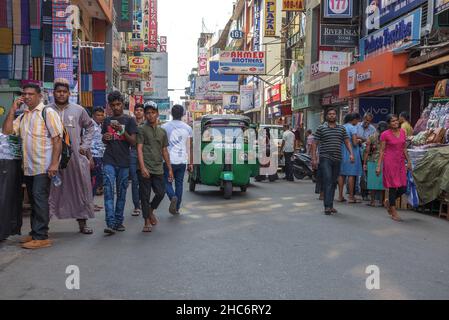 COLOMBO, SRI LANKA - 23 FÉVRIER 2020 : Sri Lankais dans la rue d'une ville moderne Banque D'Images