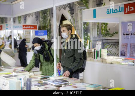 Gaziantep, Anatolie du Sud-est, Turquie.24th décembre 2021.Gaziantep, Turquie.24 décembre 2021.Une foire du livre arabe a ouvert pour la première fois dans la ville de Gaziantep, dans le sud de la Turquie.La première session de la 'Foire du livre arabe de Gaziantep' a été organisée par l'Association internationale des éditeurs de livres arabes, et a été rejointe par plus de 100 maisons d'édition, ainsi que par des centres éducatifs, des institutions et des entreprises de diverses villes turques.L'exposition de livres comprend plusieurs activités, événements culturels, conférences, séminaires, ainsi que des activités éducatives pour les enfants, tandis que Banque D'Images