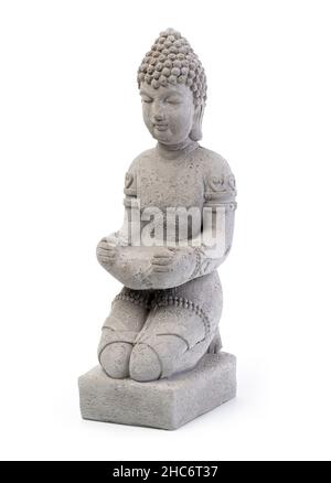 Une statue de Bouddha assise sur ses genoux isolée sur fond blanc Banque D'Images