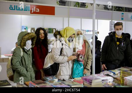 Gaziantep, Anatolie du Sud-est, Turquie.24th décembre 2021.Gaziantep, Turquie.24 décembre 2021.Une foire du livre arabe a ouvert pour la première fois dans la ville de Gaziantep, dans le sud de la Turquie.La première session de la 'Foire du livre arabe de Gaziantep' a été organisée par l'Association internationale des éditeurs de livres arabes, et a été rejointe par plus de 100 maisons d'édition, ainsi que par des centres éducatifs, des institutions et des entreprises de diverses villes turques.L'exposition de livres comprend plusieurs activités, événements culturels, conférences, séminaires, ainsi que des activités éducatives pour les enfants, tandis que Banque D'Images