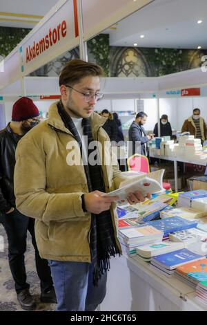 Gaziantep, Anatolie du Sud-est, Turquie.24th décembre 2021.Gaziantep, Turquie.24 décembre 2021.Une foire du livre arabe a ouvert pour la première fois dans la ville de Gaziantep, dans le sud de la Turquie.La première session de la 'Foire du livre arabe de Gaziantep' a été organisée par l'Association internationale des éditeurs de livres arabes, et a été rejointe par plus de 100 maisons d'édition, ainsi que par des centres éducatifs, des institutions et des entreprises de diverses villes turques.L'exposition de livres comprend plusieurs activités, événements culturels, conférences, séminaires, ainsi que des activités éducatives pour les enfants, tandis que Banque D'Images