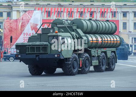 SAINT-PÉTERSBOURG, RUSSIE - 20 JUIN 2020 : lancement du système de missiles antiaériens S-400 Triumph.Répétition du défilé militaire dans Hon Banque D'Images