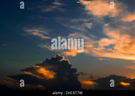 Cloudscape le soir après le coucher du soleil avec des nuages colorés. Banque D'Images