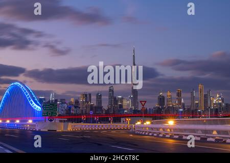 Pont de Maidan Dubaï avec Dubai Skyline Banque D'Images