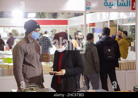 Gaziantep, Anatolie du Sud-est, Turquie.24th décembre 2021.Gaziantep, Turquie.24 décembre 2021.Une foire du livre arabe a ouvert pour la première fois dans la ville de Gaziantep, dans le sud de la Turquie.La première session de la 'Foire du livre arabe de Gaziantep' a été organisée par l'Association internationale des éditeurs de livres arabes, et a été rejointe par plus de 100 maisons d'édition, ainsi que par des centres éducatifs, des institutions et des entreprises de diverses villes turques.L'exposition de livres comprend plusieurs activités, événements culturels, conférences, séminaires, ainsi que des activités éducatives pour les enfants, tandis que Banque D'Images