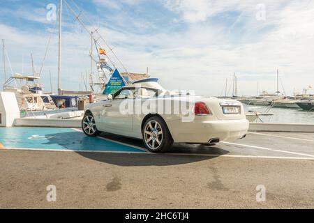 Rolls Royce garés dans le luxueux port de Puerto Banus, Marbella Espagne. Banque D'Images
