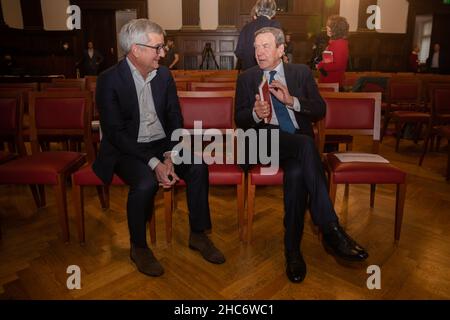 Berlin, Allemagne.09th décembre 2021.Gerhard Schröder (SPD, r), ancien chancelier allemand, et Jörg Quoos, rédacteur en chef du bureau central de rédaction DE FUNKE à Berlin, parlent lors de la présentation de la biographie d'OLAF Scholz 'der Weg zur Macht'.Le rédacteur en chef de Hamburger Abendblatt, Lars Haider, présente une première biographie du nouveau chancelier fédéral.Credit: Christoph Soeder/dpa/Alay Live News Banque D'Images