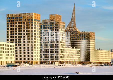 Vue sur le nouveau complexe résidentiel moderne 'Golden City' sur l'île de Vasilievsky en décembre après-midi Banque D'Images