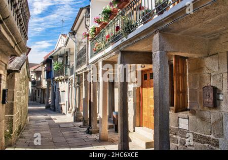 Calle Peatonal de estilo médiéval en la villa de Combarro, España Banque D'Images