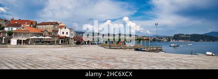 Panorámica plaza de Peirao da Chousa en la villa costera de Combarro en el litoral gallego, España Banque D'Images