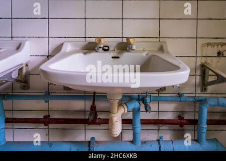 Gros plan d'un ancien lavabo dans une maison abandonnée Banque D'Images