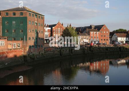 Bâtiments adjacents à la rivière Witham dans le centre de Boston, Lincolnshire, Royaume-Uni Banque D'Images